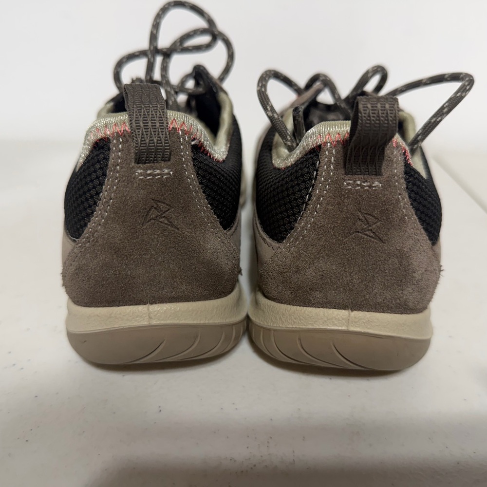 ECCO Aspina Low Hiking Shoe Size EU 38 US 7.5 Beige Yak Leather Waterproof - Picture 3 of 7